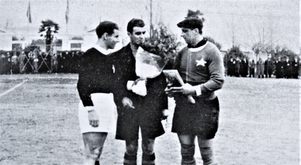 Kapetan pulske ekipe Curto (lijevo) i ekipe Orijenta Brozičević (desno) sa tršćanskim sucem Venuttijem, prije početka utakmice Grion - Orijent, 26. studenog 1939. na Gradskom stadionu u Puli
